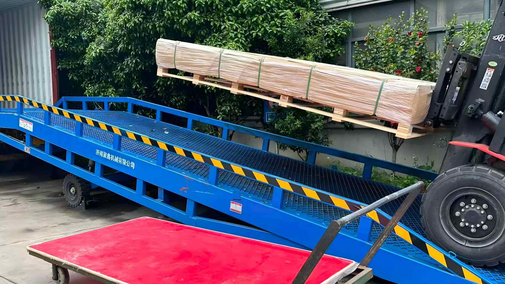 Jinan Jinbao បញ្ជូនធុង 40HC ចំនួនពីរនៃសន្លឹកអាគ្រីលីកទៅប៉ូឡូញ | រឿងជោគជ័យអឺរ៉ុប 2026