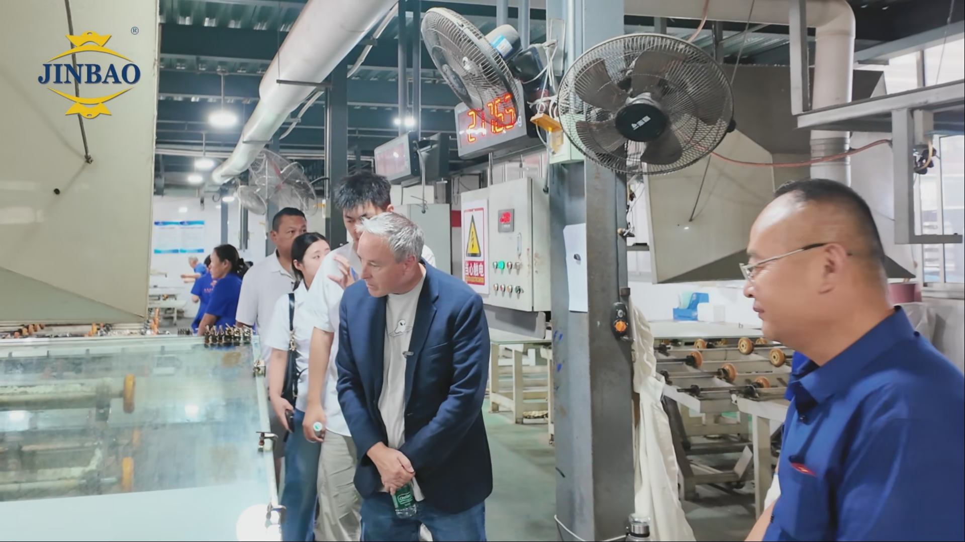 The customer reviews acrylic sheet handling and finished board quality with the Jinbao team
