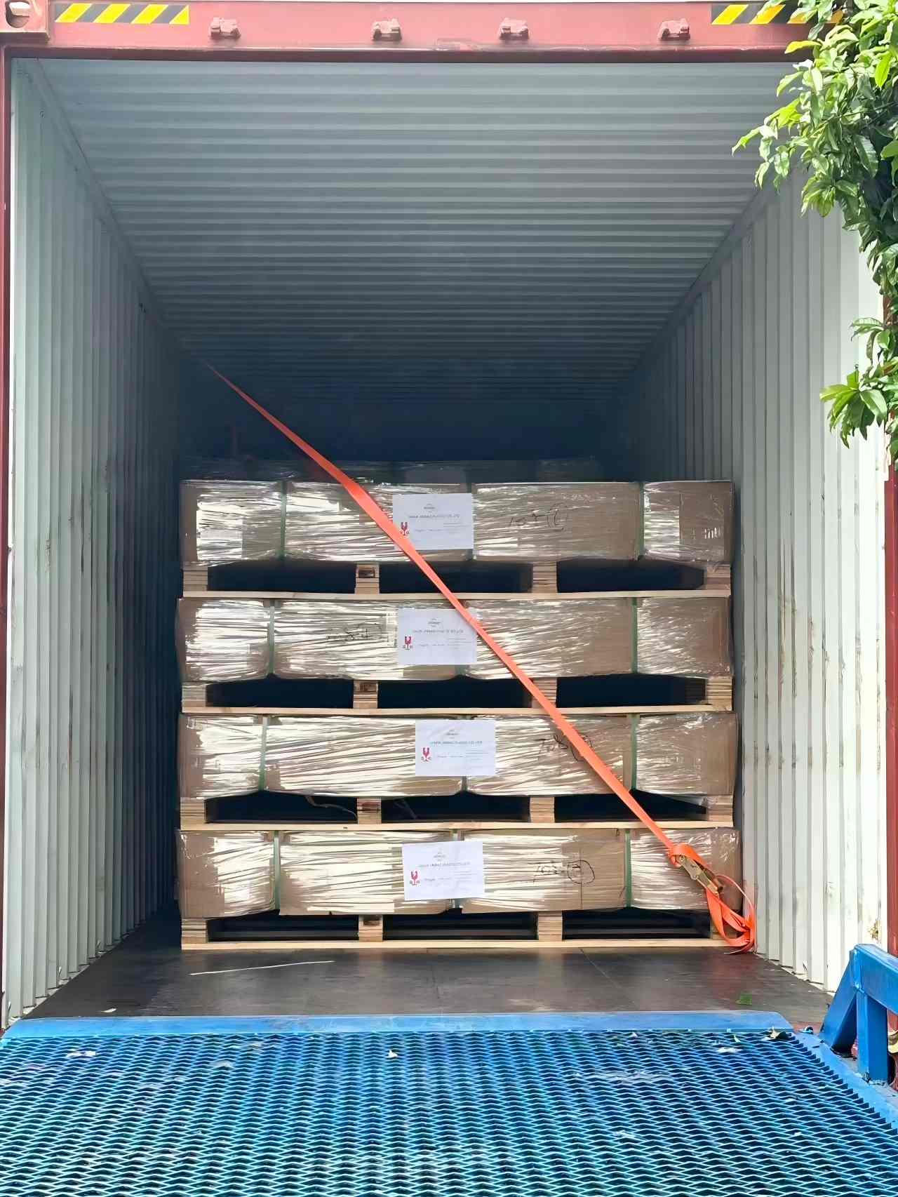 Jinan Jinbao បញ្ជូនធុង 40HC ចំនួនពីរនៃសន្លឹកអាគ្រីលីកទៅប៉ូឡូញ | រឿងជោគជ័យអឺរ៉ុប 2026