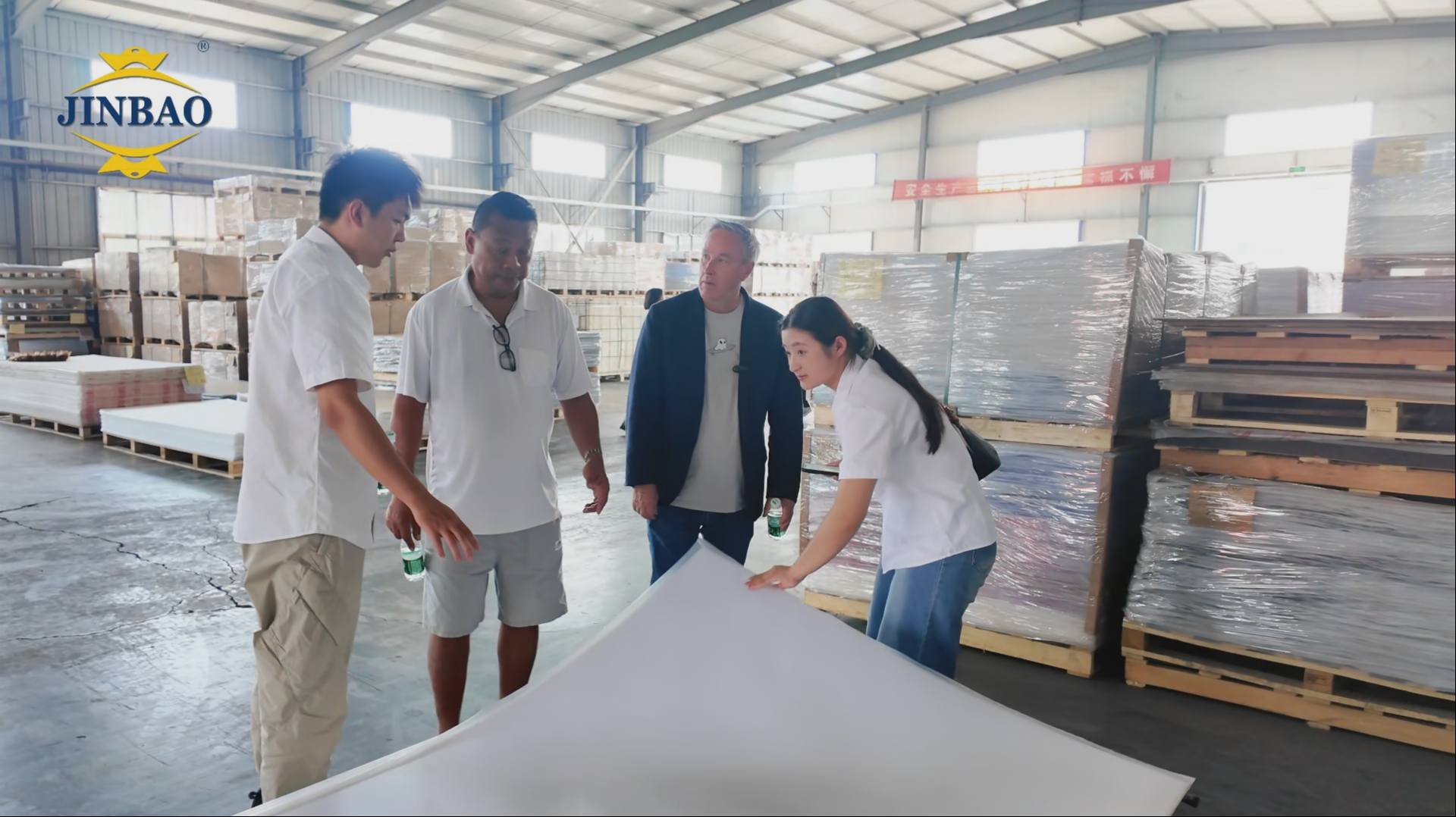 During the factory tour, the customer observes Jinbao’s acrylic production process and quality control system